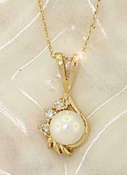 White Pearl and Diamond Gold Pendant Necklacewhite 
